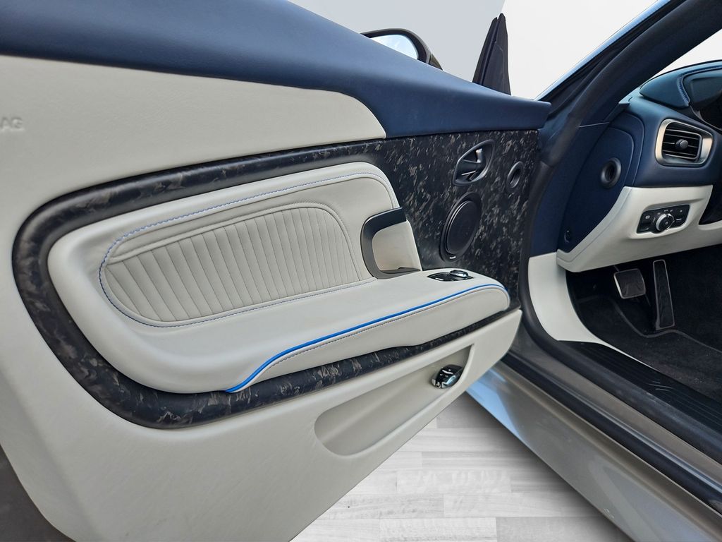 Aston Martin DBS 2024