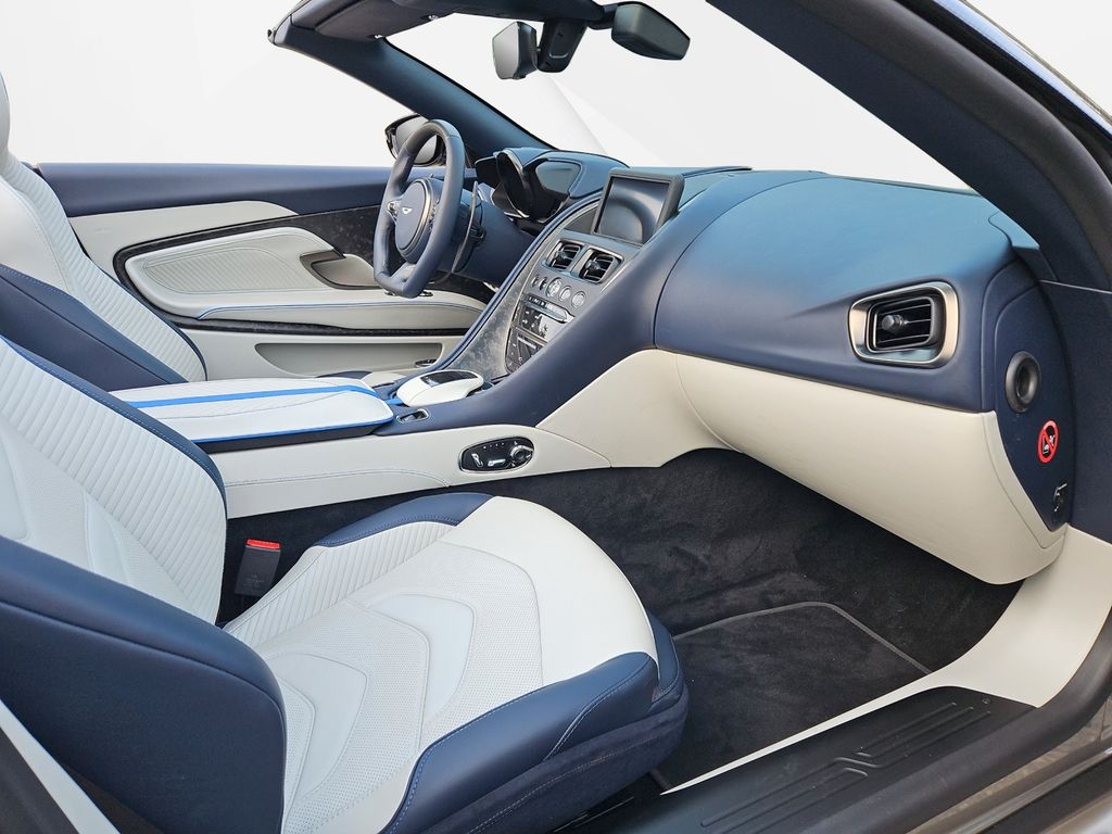 Aston Martin DBS 2024