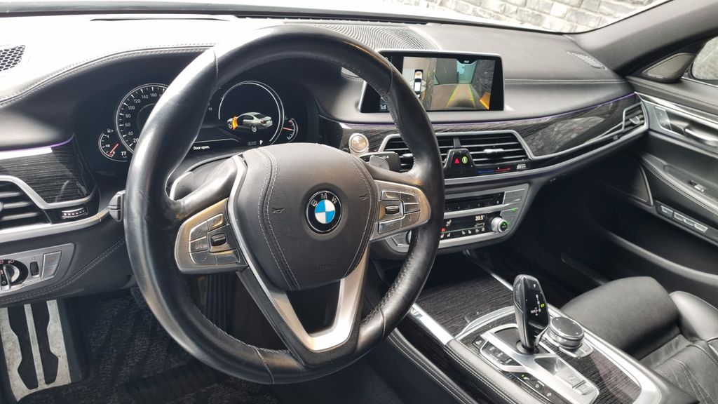 BMW 750 2017