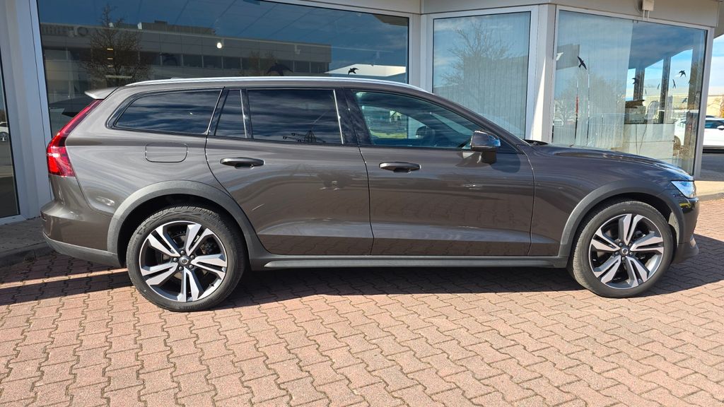 Volvo V60 Cross Country 2024