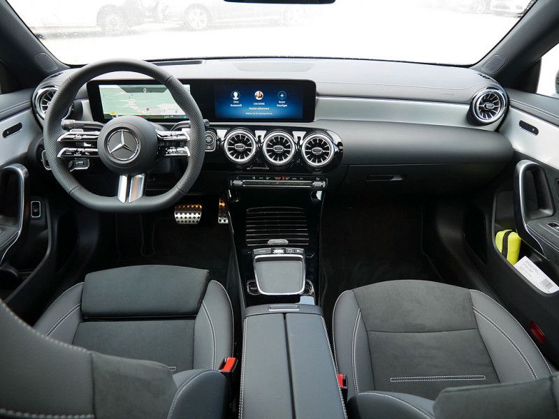 Mercedes-Benz CLA 200 2025