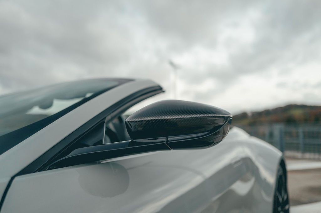 Aston Martin V12 Vantage 2024