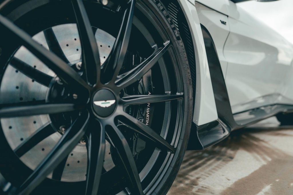 Aston Martin V12 Vantage 2024