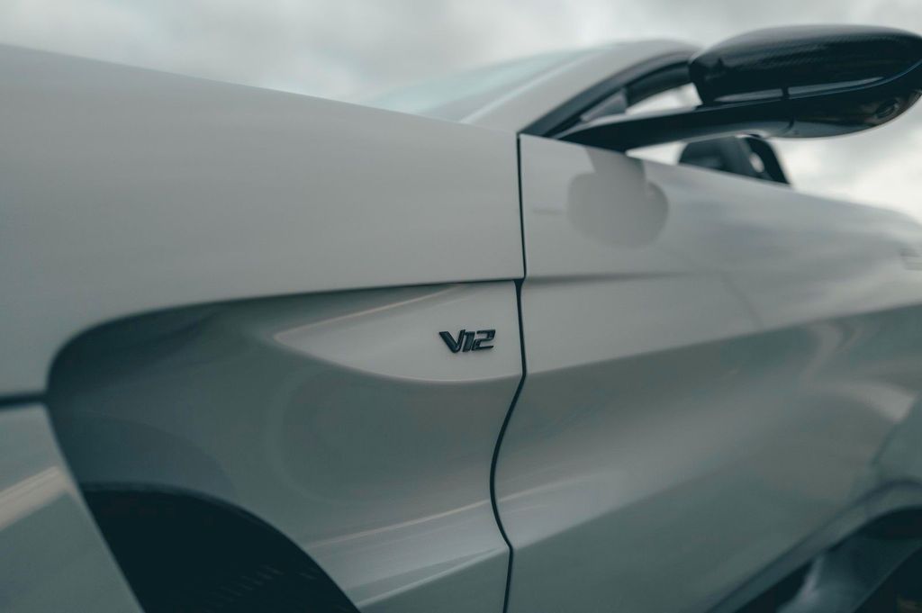 Aston Martin V12 Vantage 2024