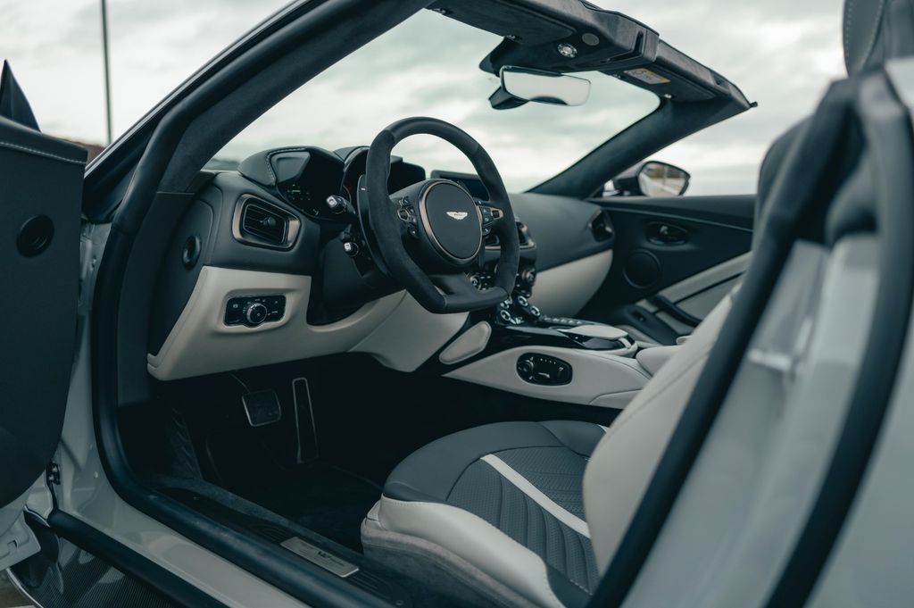 Aston Martin V12 Vantage 2024