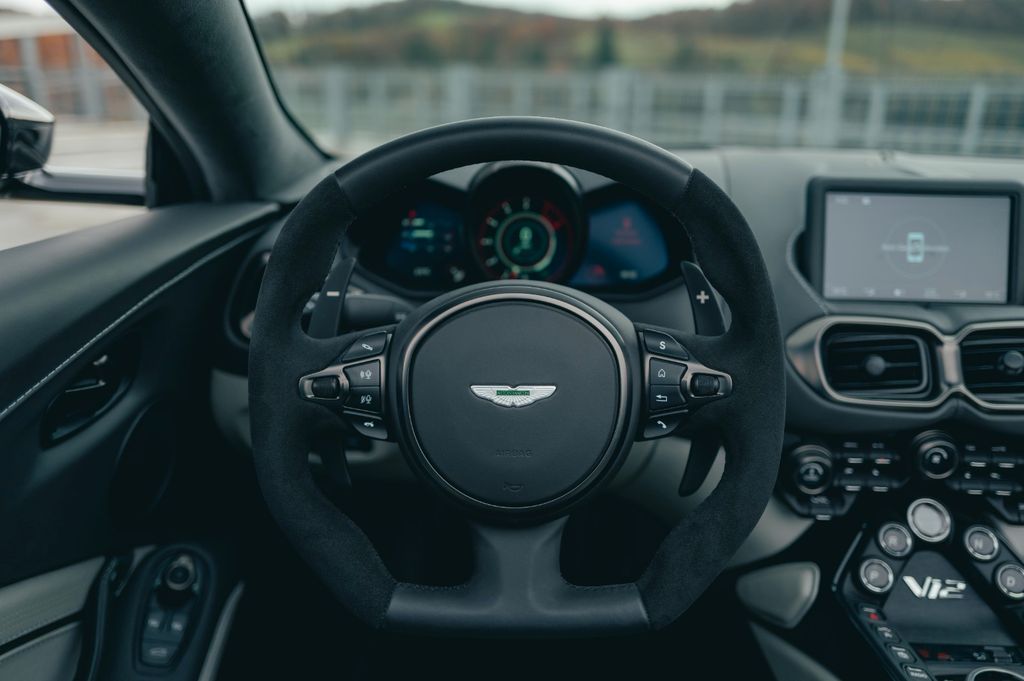 Aston Martin V12 Vantage 2024