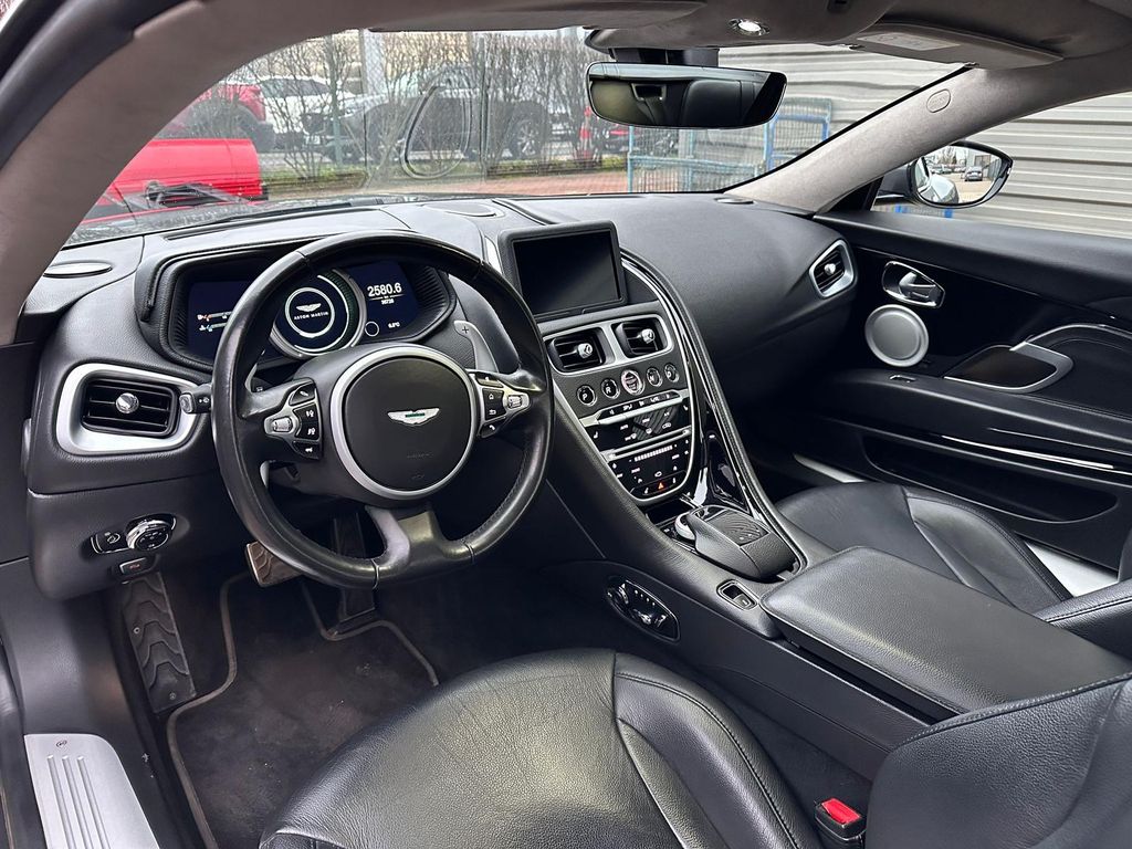 Aston Martin DB11 2017