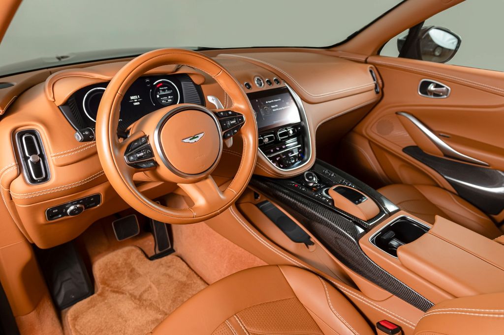 Aston Martin DBX 2023