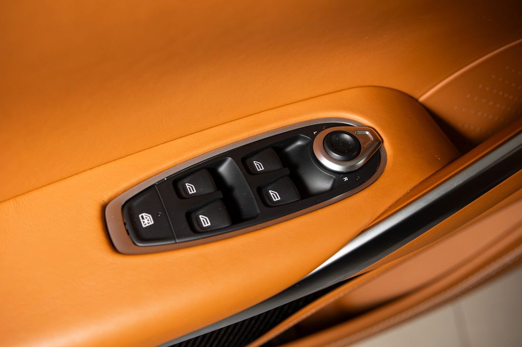 Aston Martin DBX 2023