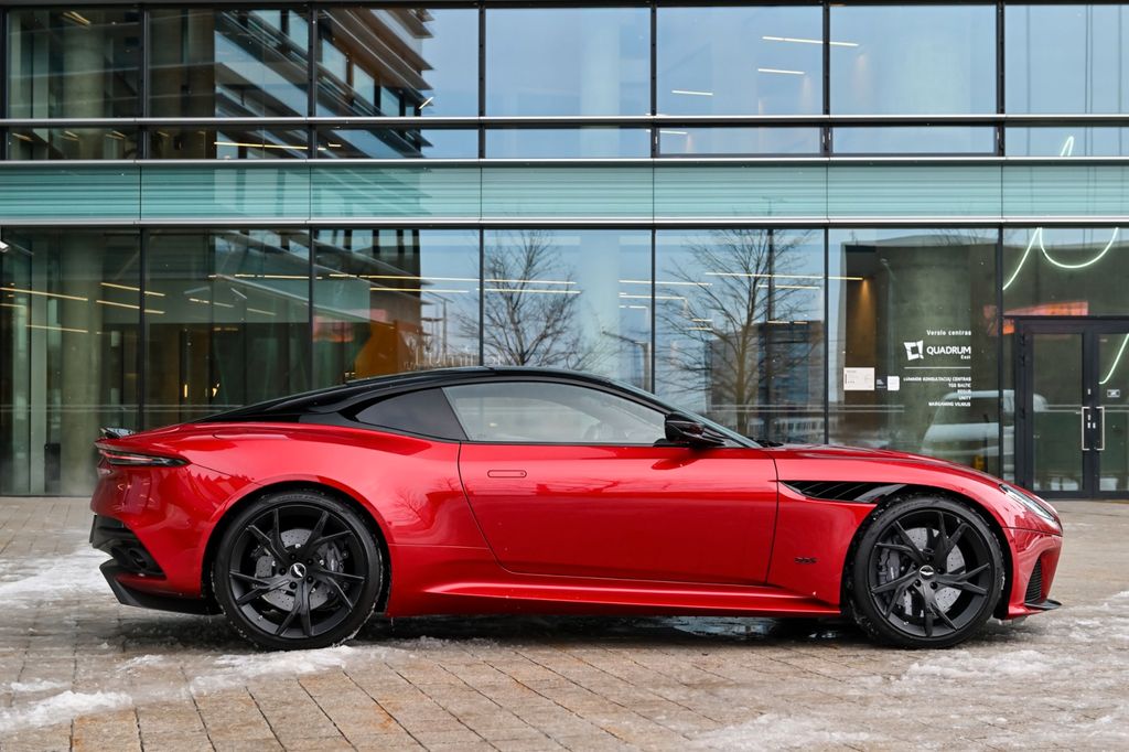 Aston Martin DBS 2022