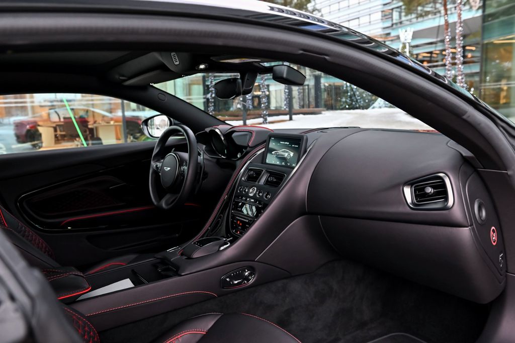 Aston Martin DBS 2022