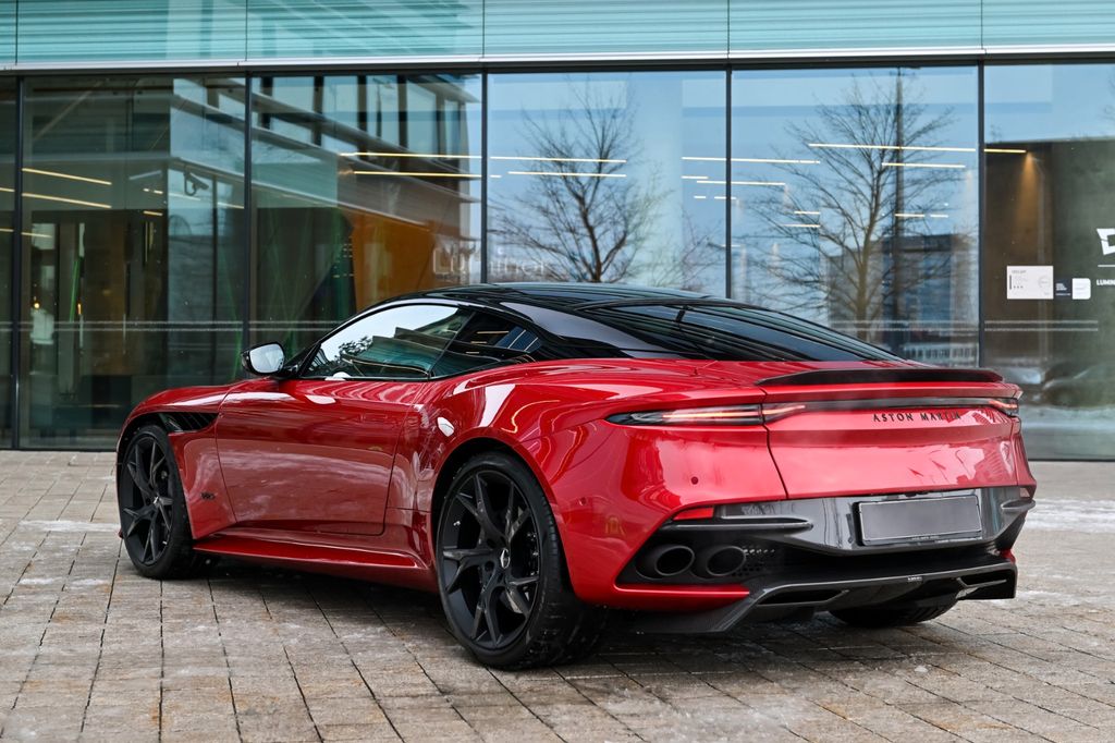 Aston Martin DBS 2022