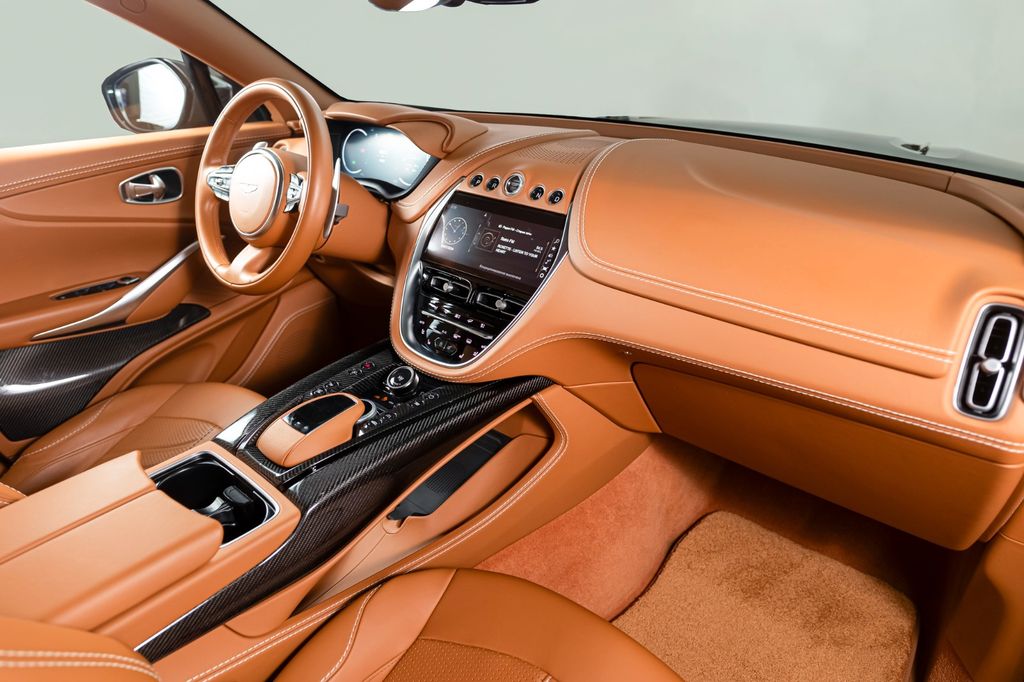 Aston Martin DBX 2023