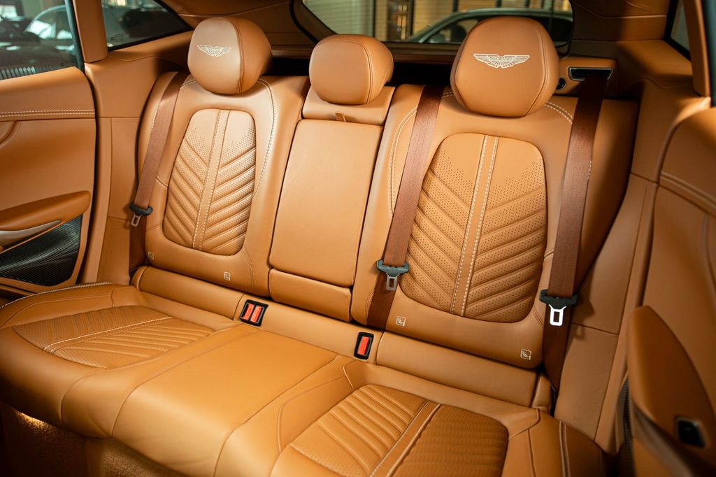 Aston Martin DBX 2023