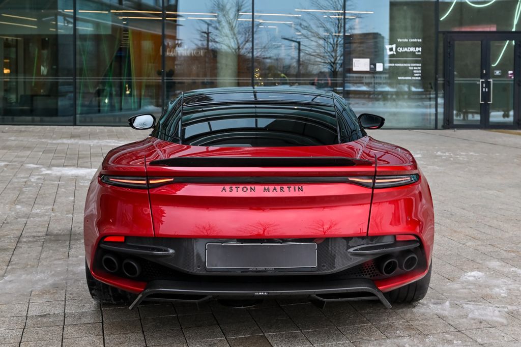 Aston Martin DBS 2022