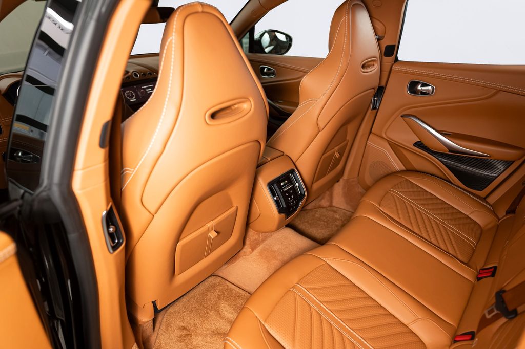 Aston Martin DBX 2023