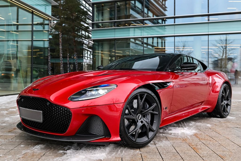 Aston Martin DBS 2022