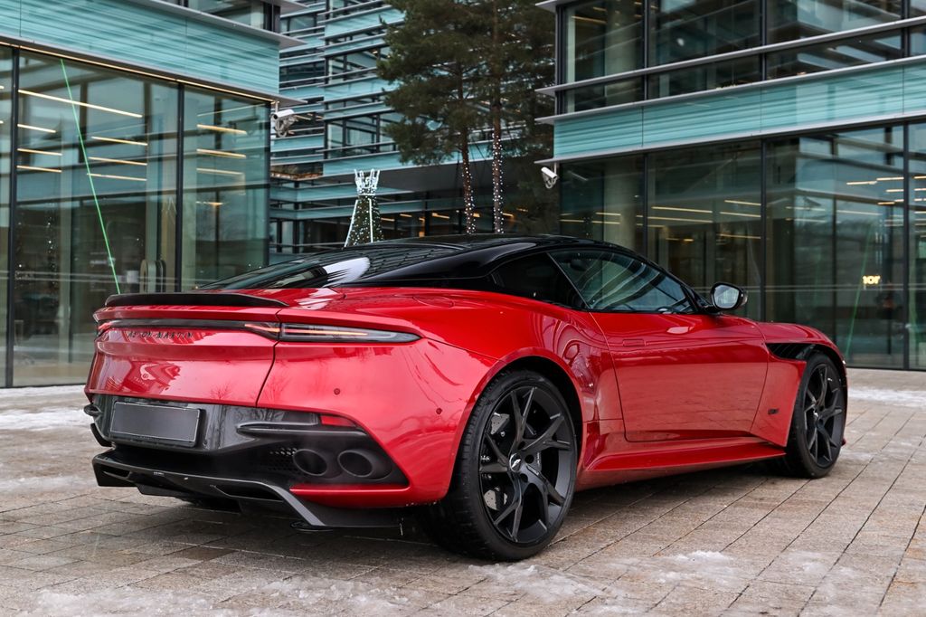 Aston Martin DBS 2022