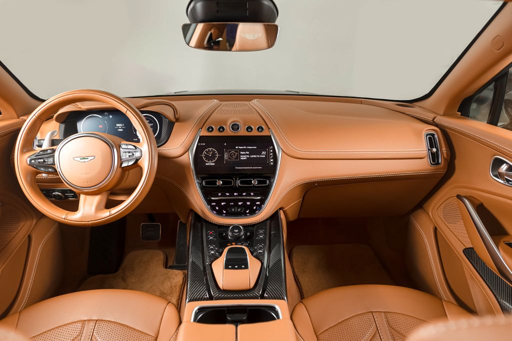 Aston Martin DBX 2023