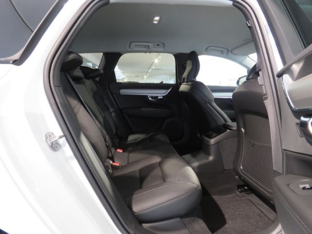 Volvo V90 2025
