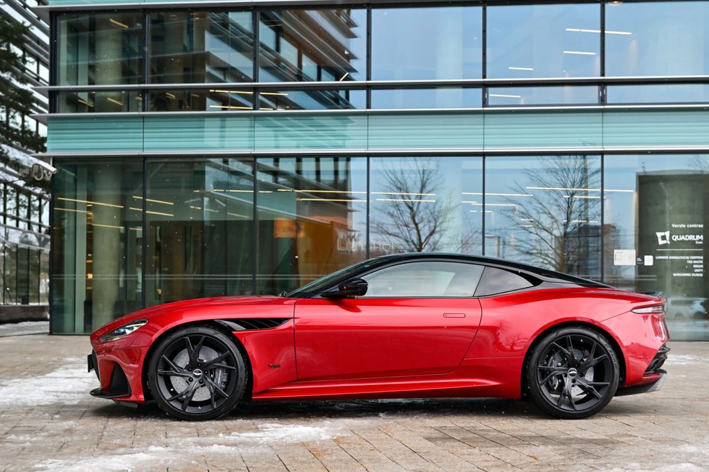Aston Martin DBS 2022
