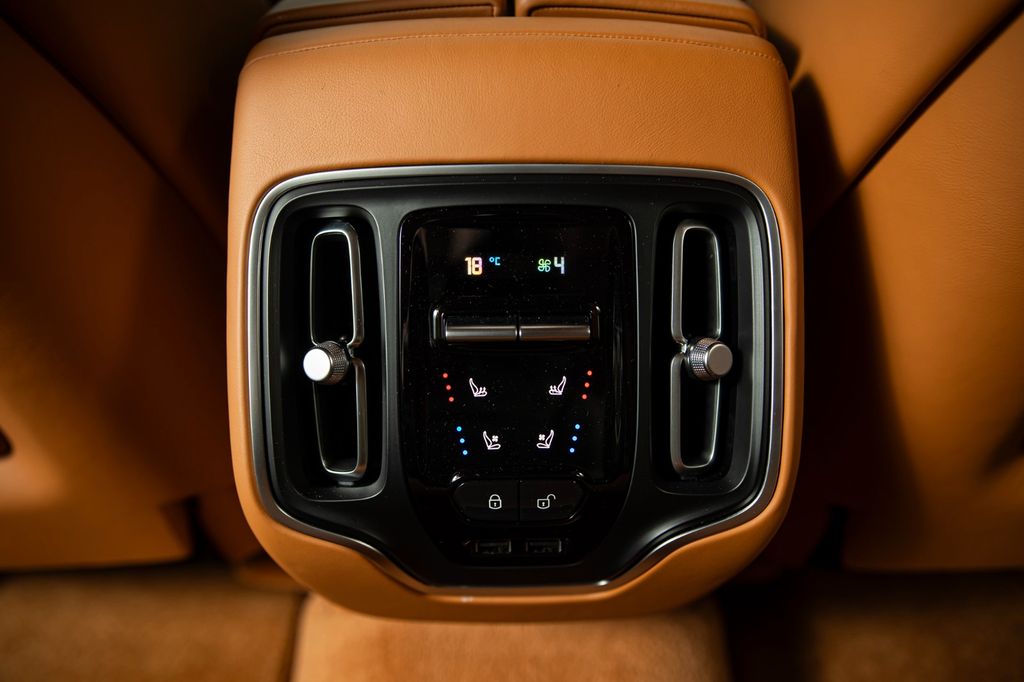 Aston Martin DBX 2023