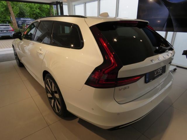 Volvo V90 2025