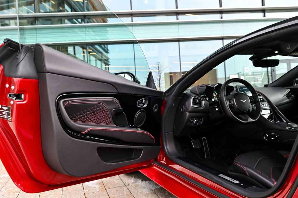 Aston Martin DBS 2022