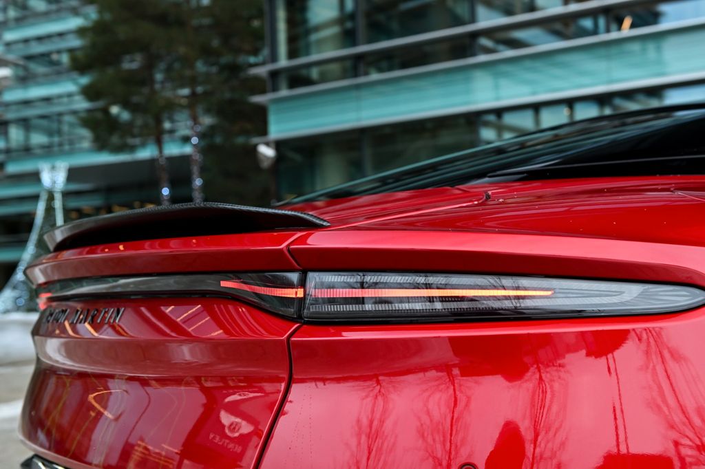 Aston Martin DBS 2022