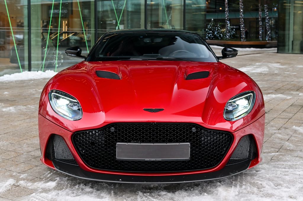 Aston Martin DBS 2022