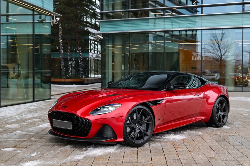 Aston Martin DBS 2022