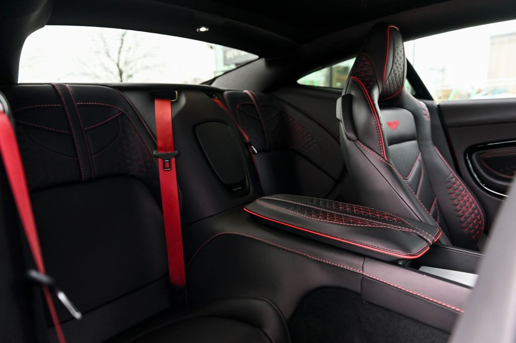 Aston Martin DBS 2022