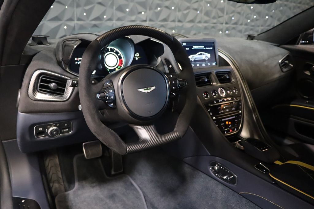 Aston Martin DBS 2023
