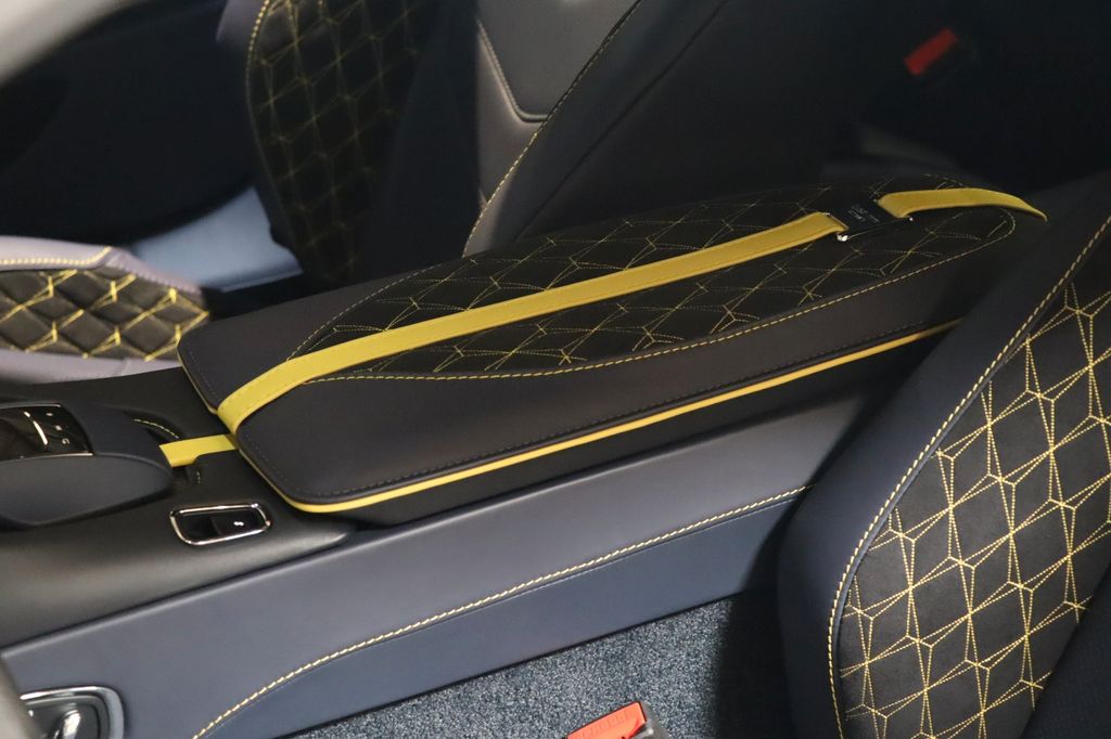 Aston Martin DBS 2023