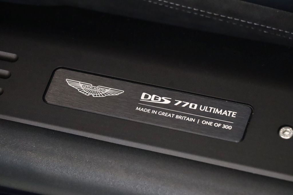 Aston Martin DBS 2023