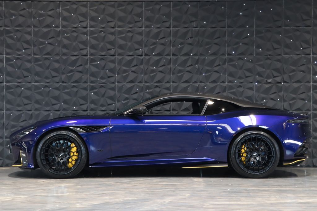 Aston Martin DBS 2023