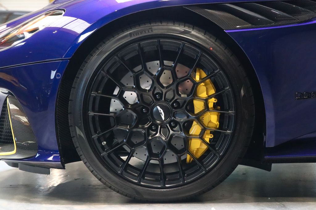 Aston Martin DBS 2023