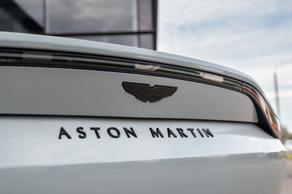 Aston Martin V8 Vantage 2025