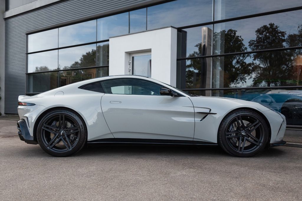 Aston Martin V8 Vantage 2025