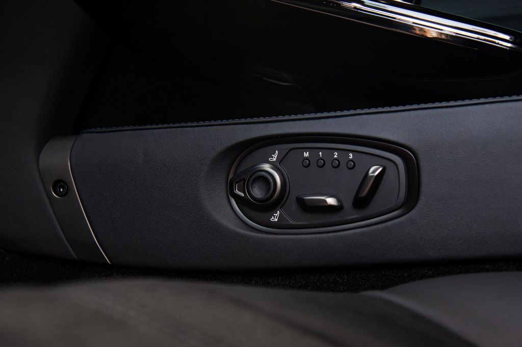 Aston Martin V8 Vantage 2025