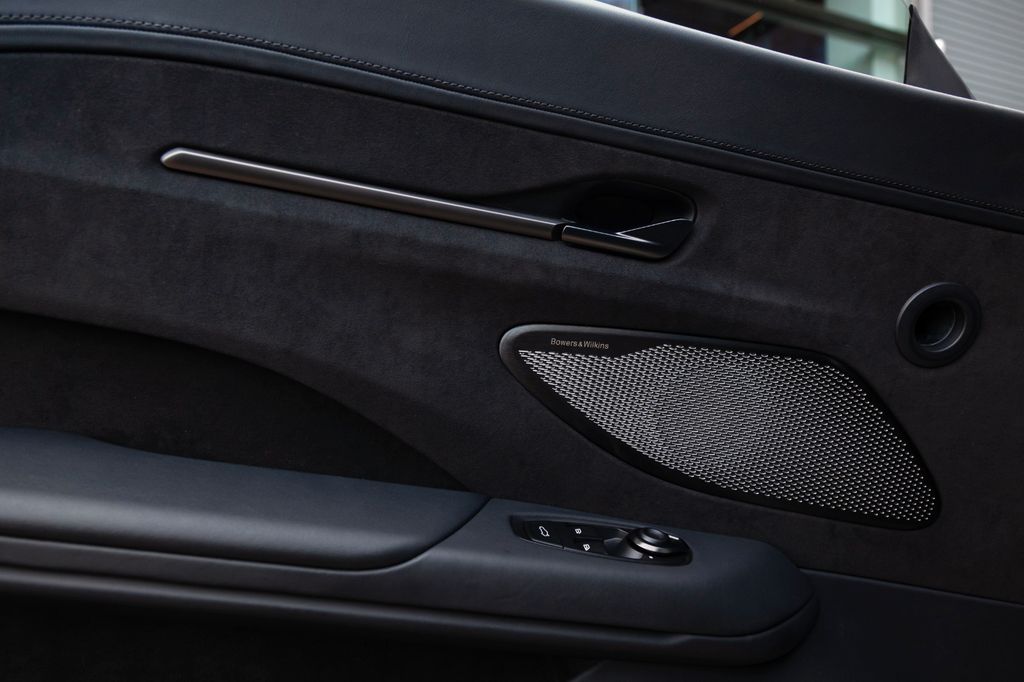 Aston Martin V8 Vantage 2025