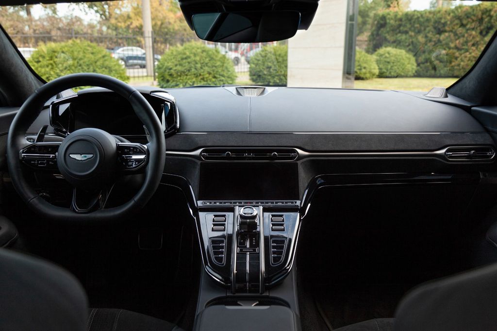 Aston Martin V8 Vantage 2025