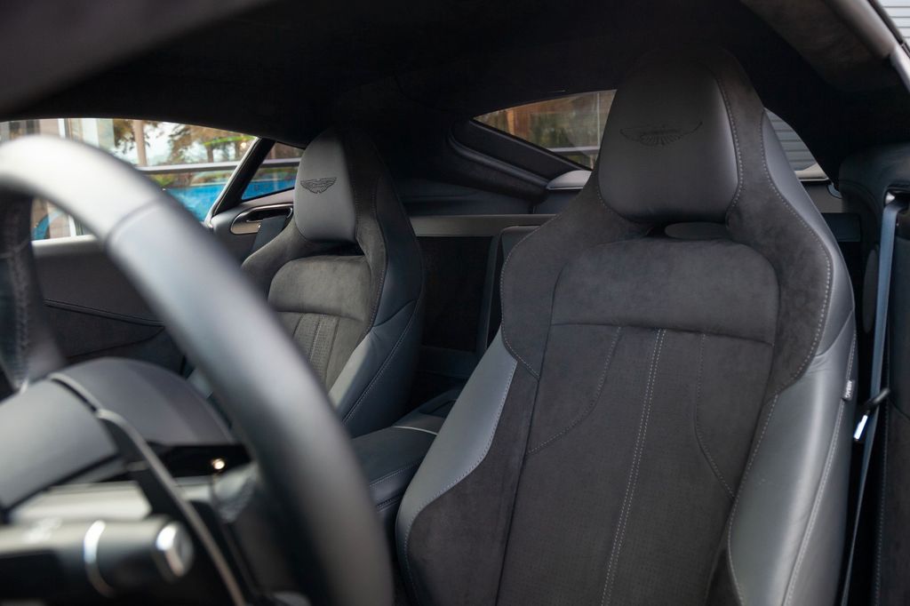 Aston Martin V8 Vantage 2025