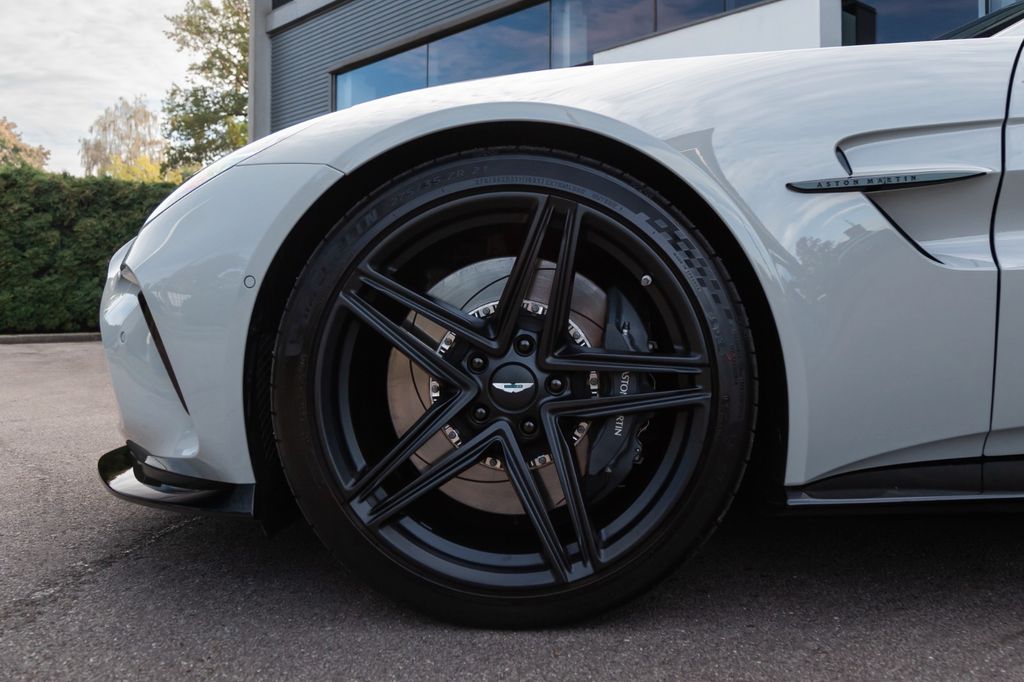 Aston Martin V8 Vantage 2025