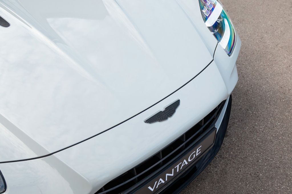 Aston Martin V8 Vantage 2025