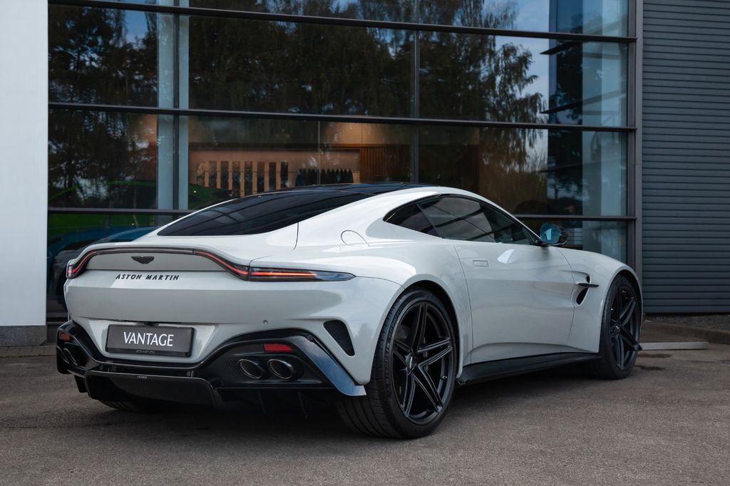 Aston Martin V8 Vantage 2025