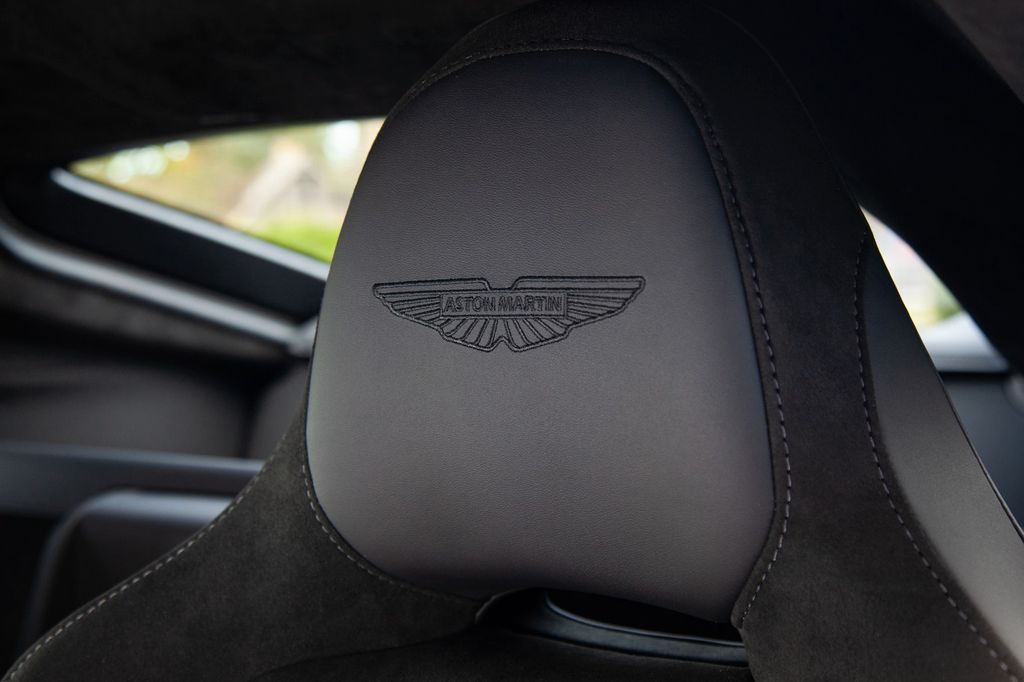 Aston Martin V8 Vantage 2025