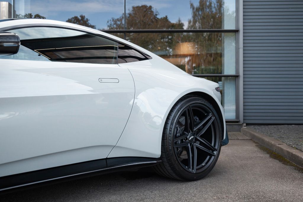 Aston Martin V8 Vantage 2025