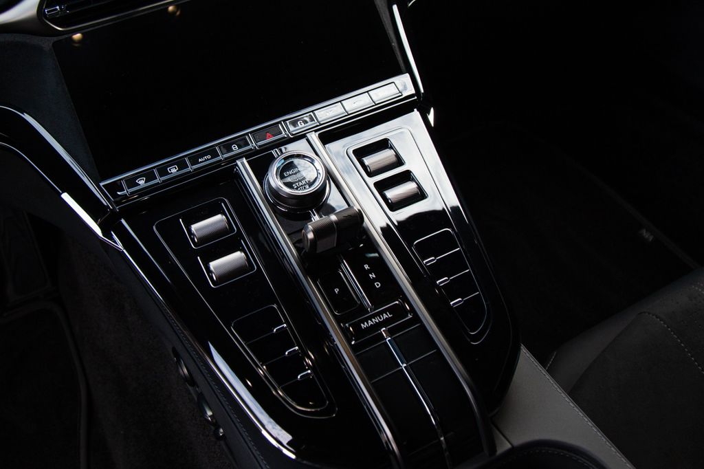 Aston Martin V8 Vantage 2025