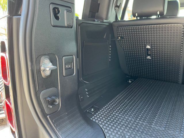 Land Rover Defender 2024